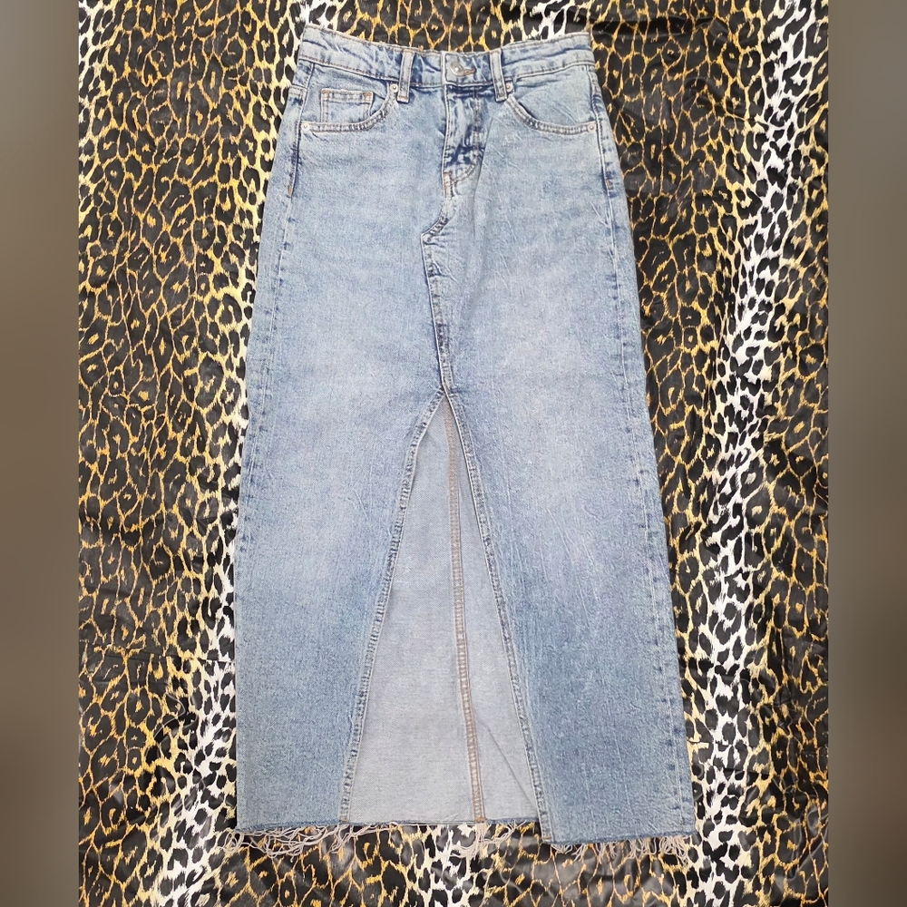 H&M Divided Light Wash Denim Open Front Skirt Size 32